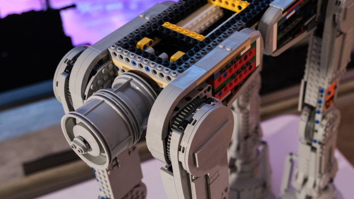 Schon nach der H&auml;lte des Baus ist der AT-AT riesig. (Bild: Oliver Nickel/Golem.de)